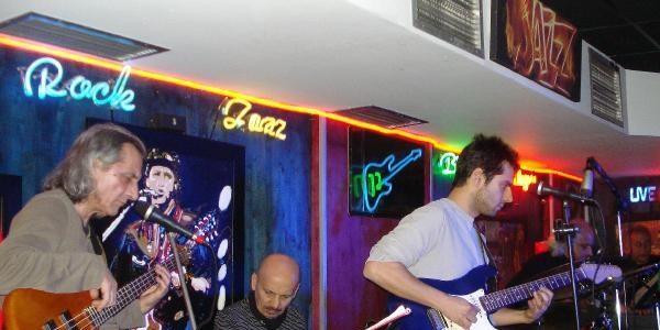 Gitarist sahnede öldü