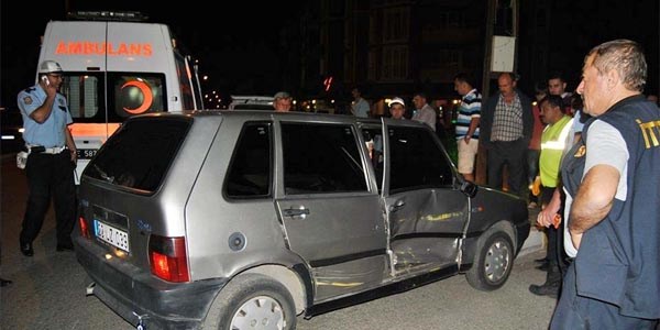 Ehliyetsiz sürücü taksiyi kaza yerinde bırakıp kaçtı