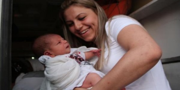 1 g�nl�k bebek, po�et i�inde soka�a terk edildi
