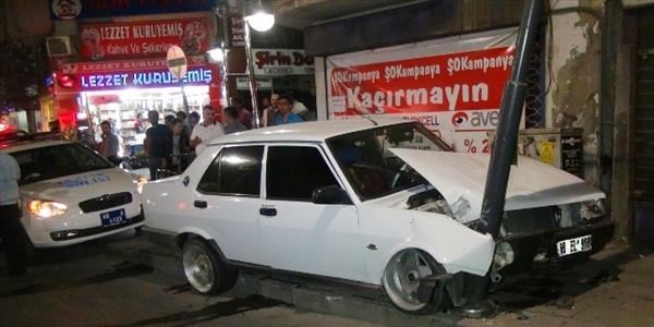 Otomobil kaldırıma çıktı: 4 yaralı