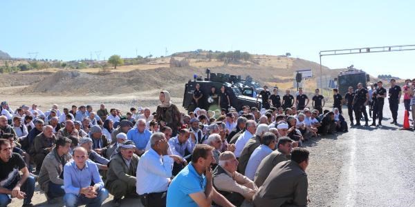 PKK mezarlığı açmaya giden BDP'lileri polis engelledi