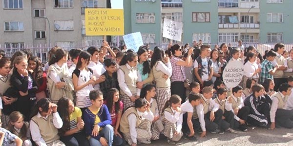 Öğrenciler, okul kıyafeti konusunda şaşkın