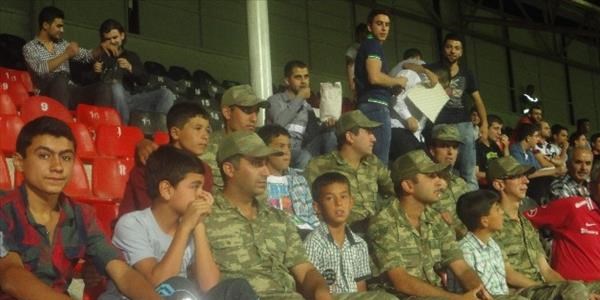 Jandarma'dan köy çocuklarına süper lig ziyafeti
