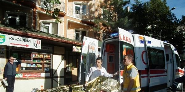 Meydanda kendini yaktı