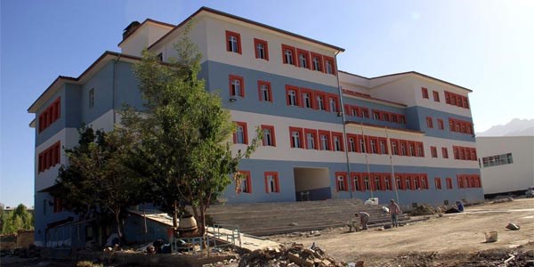 Okullar açıldı, tadilat bitmedi