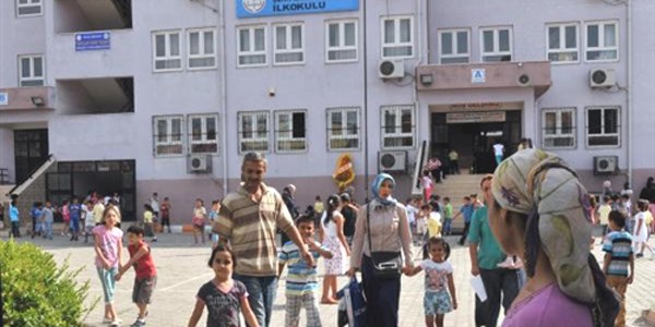 Annesi '�l�' g�r�nd��� i�in n�fus kayd� bulunmayan g�lay, okula ba�lad�