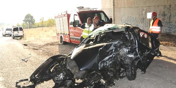Otomobili ile beton dire�e �arpan garson �ld�