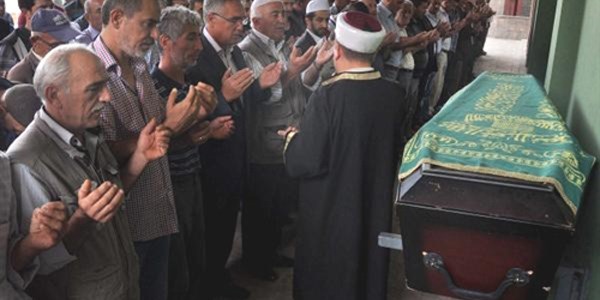 Göçük altında kalarak ölen madenci toprağa verildi