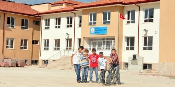 Bitmeyen okula öğrenci kaydı yapılınca, çocuklar mağdur oldu