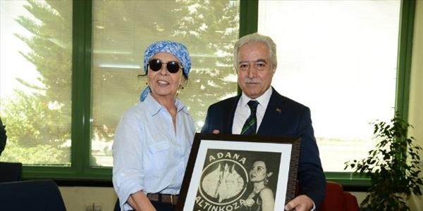 Aldırmaz, armağanı ile Girik'i duygulandırdı
