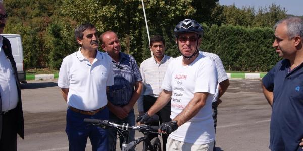 G�revden al�nan belediye ba�kan� bisikletle Ba�bakana mektup g�t�r�yor