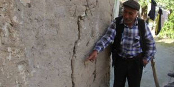 Hakkari'de 15 n�fuslu aile y�k�k evde ya��yor