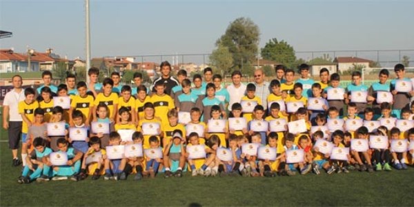 Binlerce ��renci sporla bulu�tu
