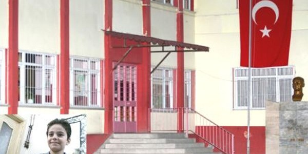 Okulun bahçe kapısı üzerine devrilen öğrenci yaralandı