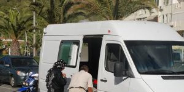 Tarlada �al��mak i�in m�lteci kamp�ndan ka�t�lar