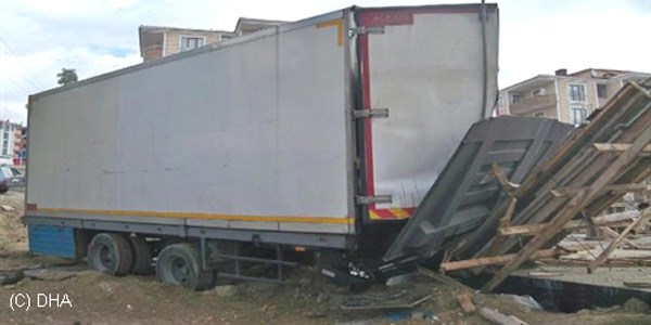 Kamyondan ayr�lan dorse a�a� devirip, in�aata �arpt�