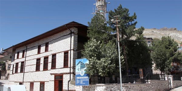 Tarihi cami ibadete a��ld�