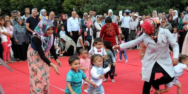 Bebekler aras� emekleme ve y�r�me yar��mas�