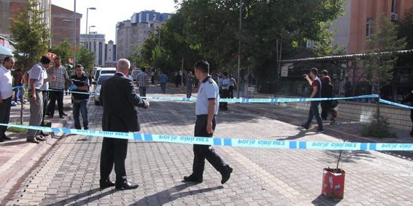 Adliye önünde silahlar patladı