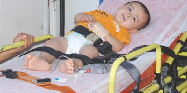 Balkondan düşen 2 yaşındaki çocuk yaralandı