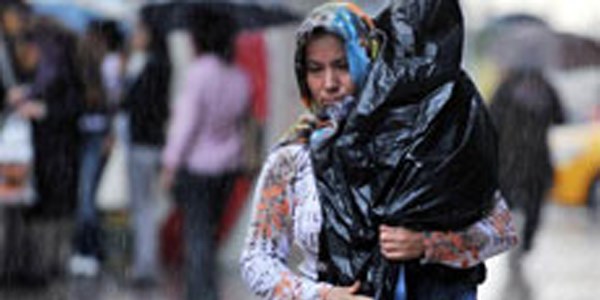 Çocuğunu ıslanmasın diye poşete sarıp okula götürdü