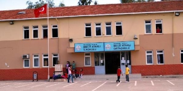 Tesettür kıyafetli öğretmene inceleme