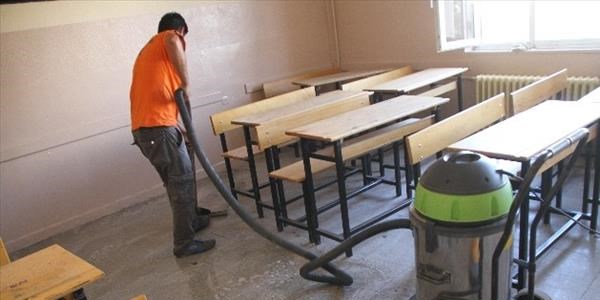 Akhisar Belediyesi'nden okullara temizlik deste�i