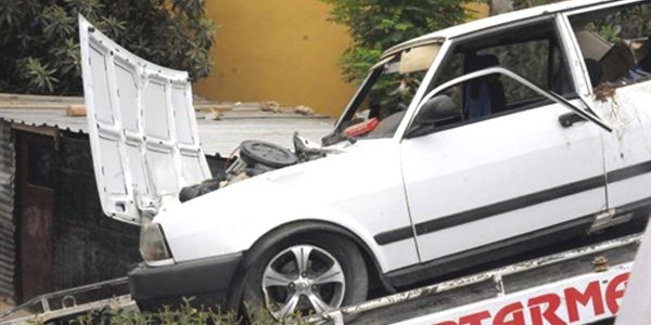Mersin'de 3 �ocu�a �arpan otomobil apartmana �arparak durabildi