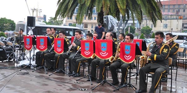 Jandarma Bandosu'nun konserine ya�mur engeli