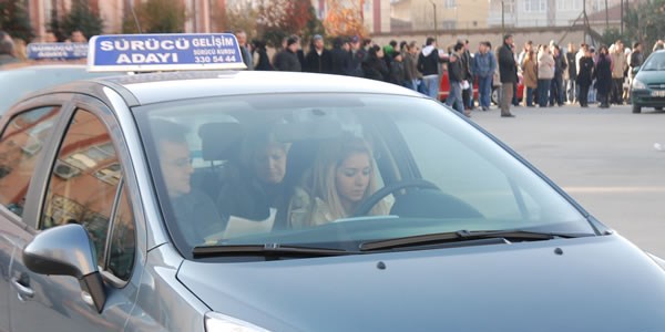 Direksiyon sınavında otomatik vites olur mu?