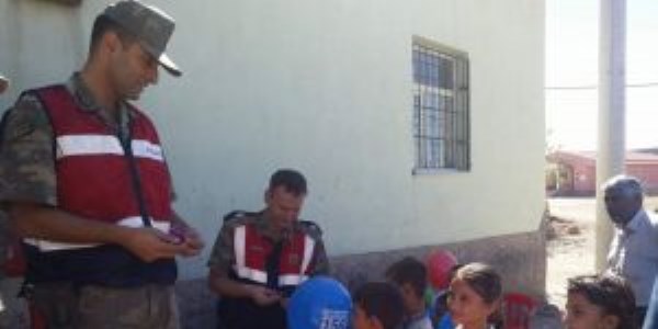 Yavuzeli'nde Mehmetçik öğrencileri sevindirdi