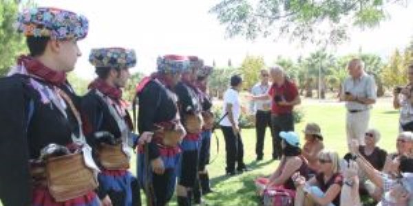 svireli ekip Akhisar'da Halk Oyunlar rendi