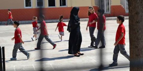 Başörtülü öğretmene inceleme başlatılmadı