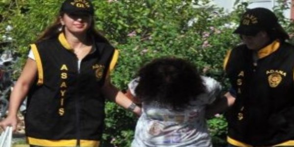 Çaldığı kredi kartının şifresini yanlış girince yakalandı
