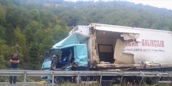 İki kamyon çarpıştı: 1 yaralı