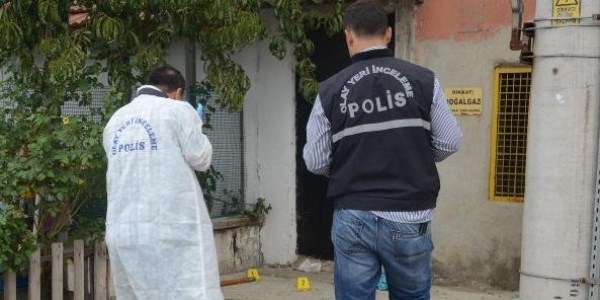 Sakalı ile alay eden arkadaşını bıçakladı