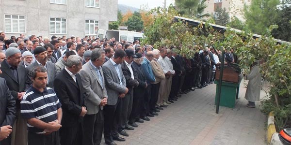 Katliam gibi kazada �lenler topra�a veriliyor