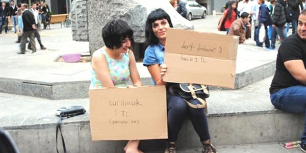 Sarılmak 1 TL, tabiki dert dinlemek de 1 TL