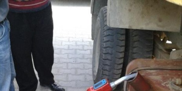 Uşak'ta iki ayrı kaçakçı operasyonu