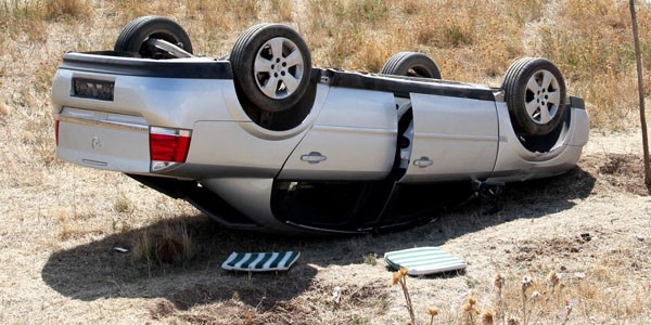 Aracıyla 4 metre yükseklikten uçtu, burnu bile kanamadı