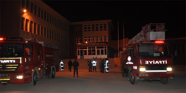 İlköğretim okulunda patlama ve yangın paniği