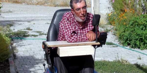 Tek eliyle 2 kitap yazdı