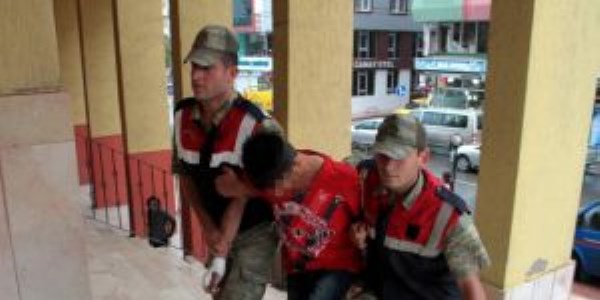 Yengesini 17 yerinden bıçaklayan genç, adliyeye sevk edildi
