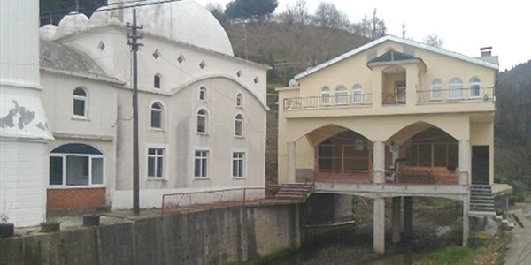 Derenin i�ine cami imam�na lojman yapt�lar