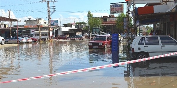 Ceyhan'da sa�anak ya�mur hayat� olumsuz etkiledi
