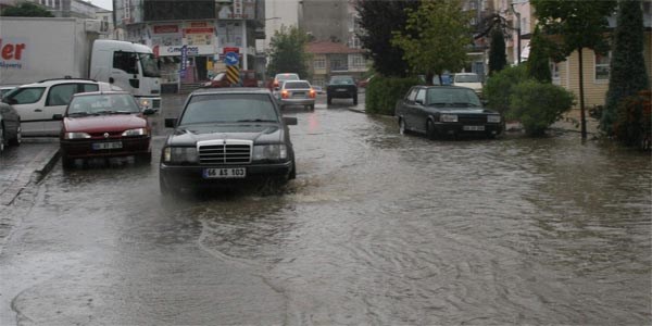Yozgat'ta yağmur yolları göle çevirdi