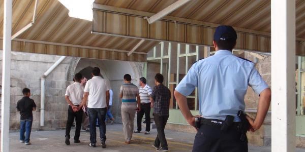 Evine giren hırsızı tabancayla kovaladı, gözaltına alındı