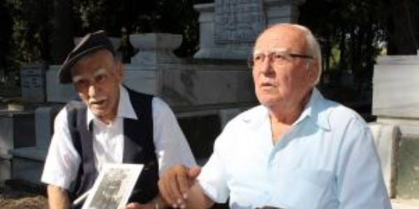 Demirci Mehmet Efe mezar� ba��nda an�ld�