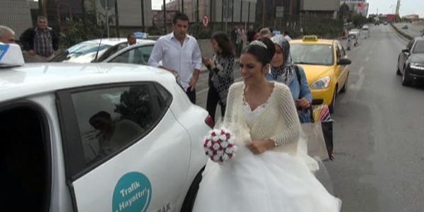 Gelinlikle direksiyon başına geçip ehliyet sınavına girdi