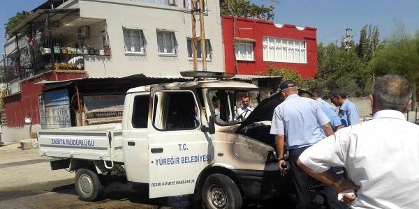 Zabıtalar, yanan kamyonetten canlarını zor kurtardılar